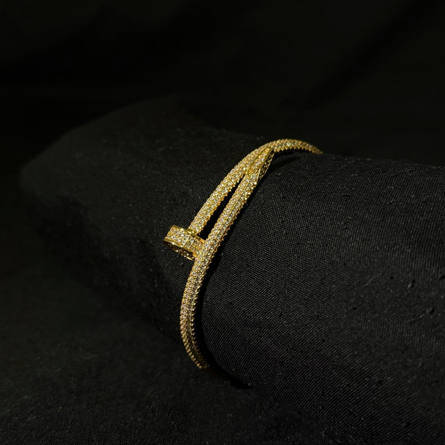 PULSERA DE CLAVOS