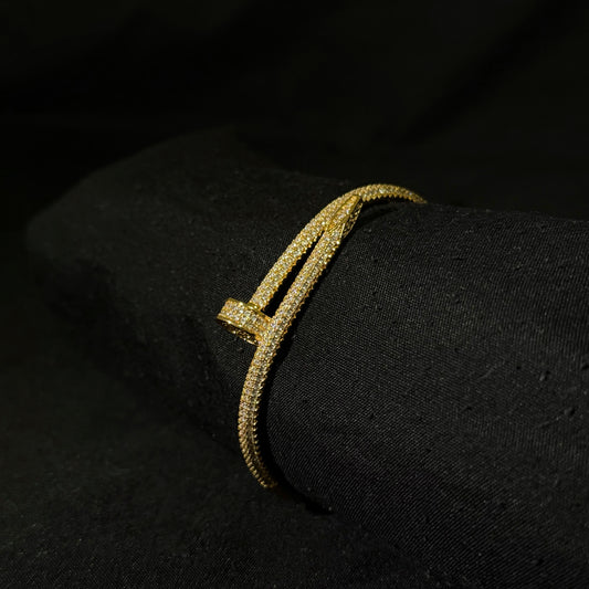 PULSERA DE CLAVOS